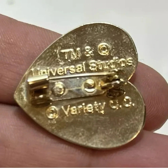 2/25$ Vintage E.T Universal Studios Variety Pin Brooch Gold Tone Heart - Picture 2 of 3